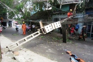 Hú vía vì cột điện bất ngờ đổ gục