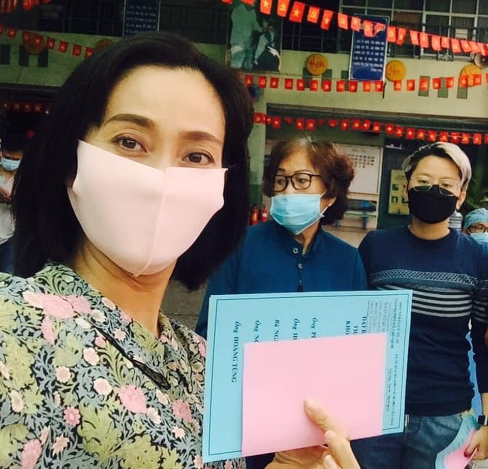 Nghệ sĩ Việt cả nước tích cực tham gia bầu cử trong ngày hội toàn dân - 5 Nghệ sĩ Việt cả nước tích cực tham gia bầu cử trong ngày hội toàn dân - 5