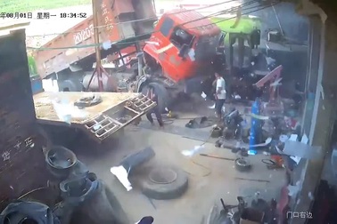 Khoảnh khắc lốp xe tải phát nổ gây chấn động kinh hoàng