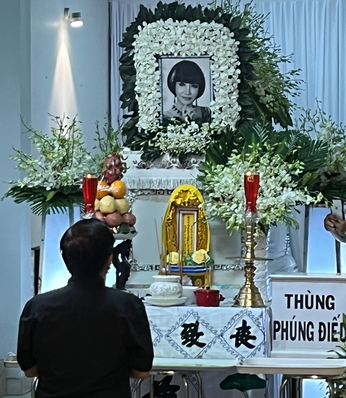 Chồng nghệ sĩ Thanh Kim Huệ thẫn thờ trong lễ tang vợ - 6 Chồng nghệ sĩ Thanh Kim Huệ thẫn thờ trong lễ tang vợ - 6