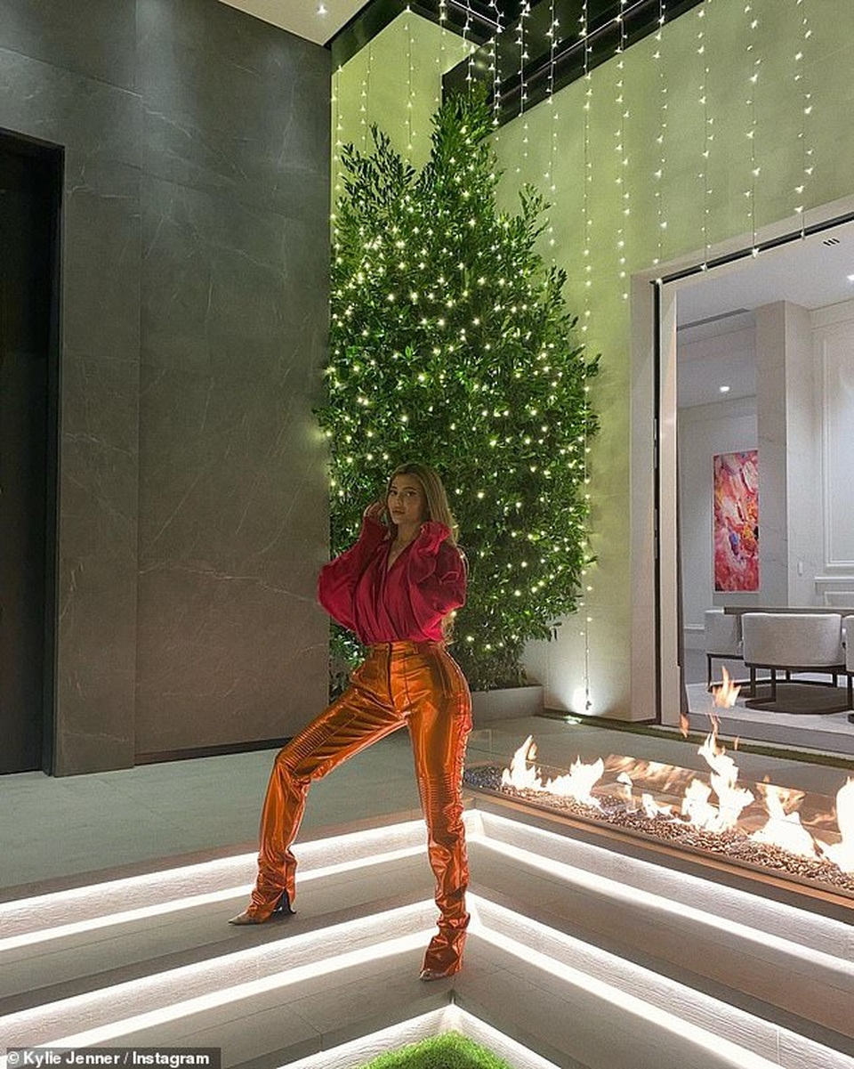 Gia đình Kardashian trang hoàng nhà cửa hoành tráng đón giáng sinh - 11 Gia đình Kardashian trang hoàng nhà cửa hoành tráng đón giáng sinh - 11