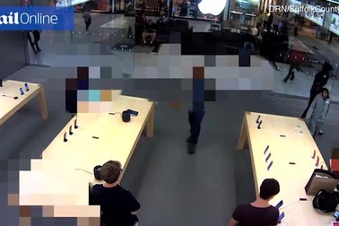 Nhóm trộm ngang nhiên lấy cắp hàng chục chiếc iPhone tại Apple Store giữa ban ngày