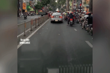 Tài xế xe cứu thương bất lực vì không được nhường đường, bệnh nhân gặp nguy