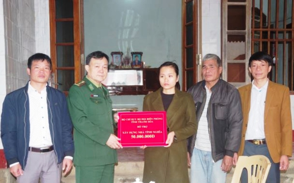 Trao 130 triệu đồng cho gia đình Thiếu tá Biên phòng hi sinh khi chống ma túy - 1 Trao 130 triệu đồng cho gia đình Thiếu tá Biên phòng hi sinh khi chống ma túy - 1