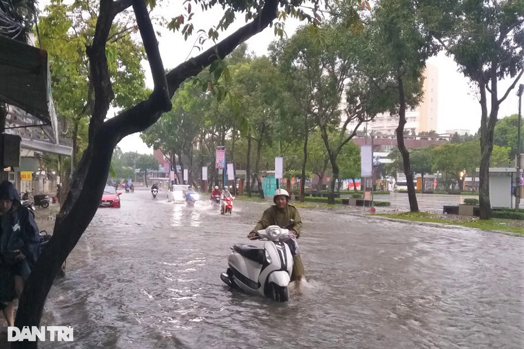 Nhiều tuyến đường bị ngập vì triều cường dâng cao sớm kèm mưa lớn - 3 Nhiều tuyến đường bị ngập vì triều cường dâng cao sớm kèm mưa lớn - 3