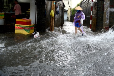 Nước chảy cuồn cuộn ở "rốn ngập" TP Thủ Đức sau cơn mưa lớn