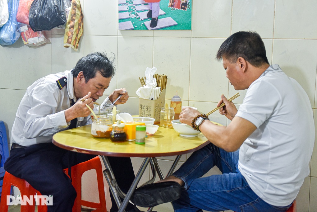 Độc lạ quán phở đi đường hầm, ăn trong lô cốt ở Hà Nội - 9 Độc lạ quán phở đi đường hầm, ăn trong lô cốt ở Hà Nội - 9