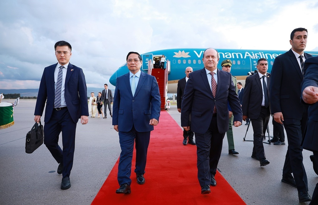 Thủ tướng Algeria ra tận sân bay đón Thủ tướng Phạm Minh Chính và Phu nhân - 3 Thủ tướng Algeria ra tận sân bay đón Thủ tướng Phạm Minh Chính và Phu nhân - 3