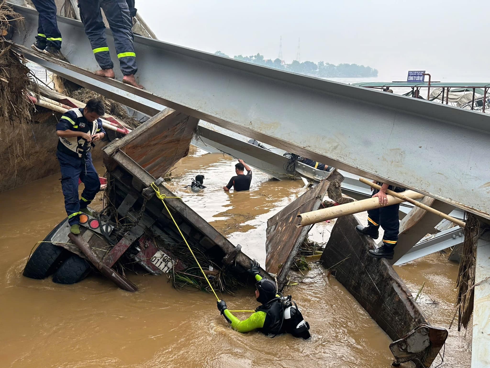 Tìm thấy ô tô đầu kéo vụ sập cầu Phong Châu nhưng không có người trong xe - 2