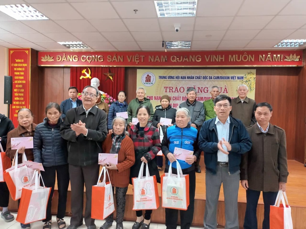 Nhiều phần quà ý nghĩa đến với nạn nhân da cam dịp Tết - 1 Nhiều phần quà ý nghĩa đến với nạn nhân da cam dịp Tết - 1