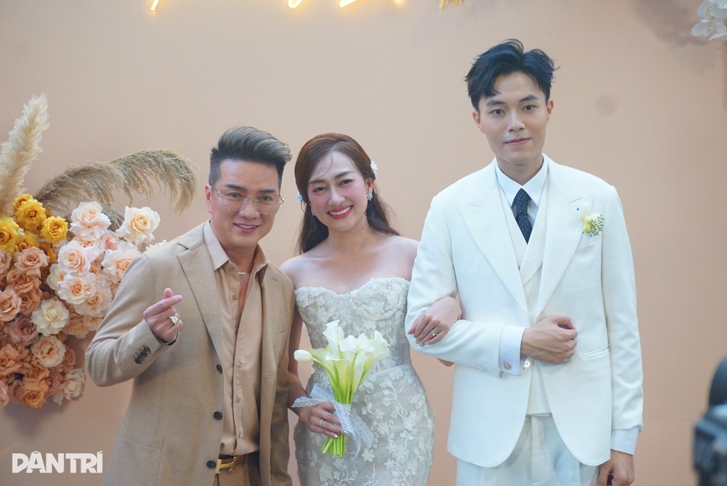 Lễ cưới Phương Lan Nhà bà Nữ: Chú rể bật khóc, Lý Nhã Kỳ nhận hoa cưới - 1 Lễ cưới Phương Lan Nhà bà Nữ: Chú rể bật khóc, Lý Nhã Kỳ nhận hoa cưới - 1