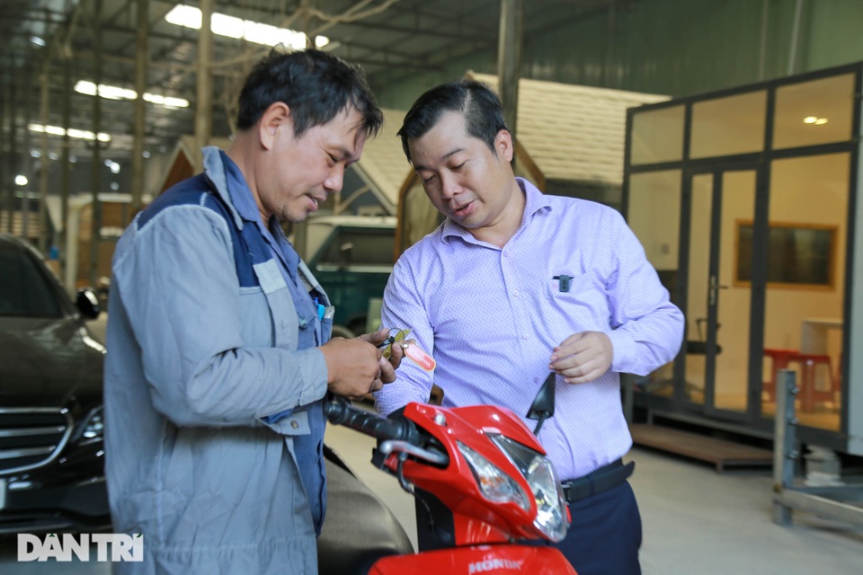 Cái kết cổ tích sau cú tạt đầu xe Mercedes của người shipper nghèo - 4 Cái kết cổ tích sau cú tạt đầu xe Mercedes của người shipper nghèo - 4