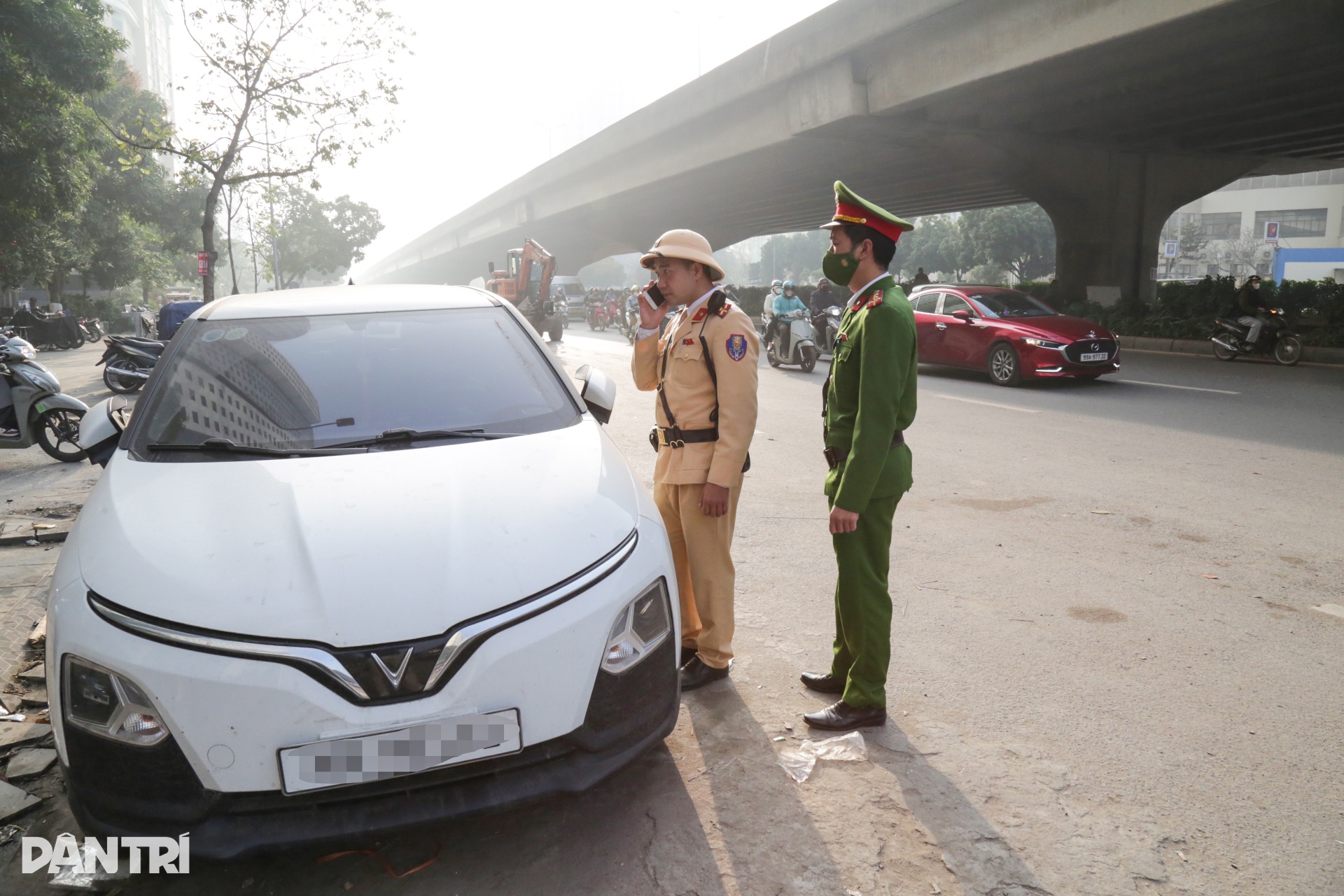 Hàng loạt tài xế ô tô dừng đỗ sai trên đường Hà Nội bị CSGT xử phạt - 5
