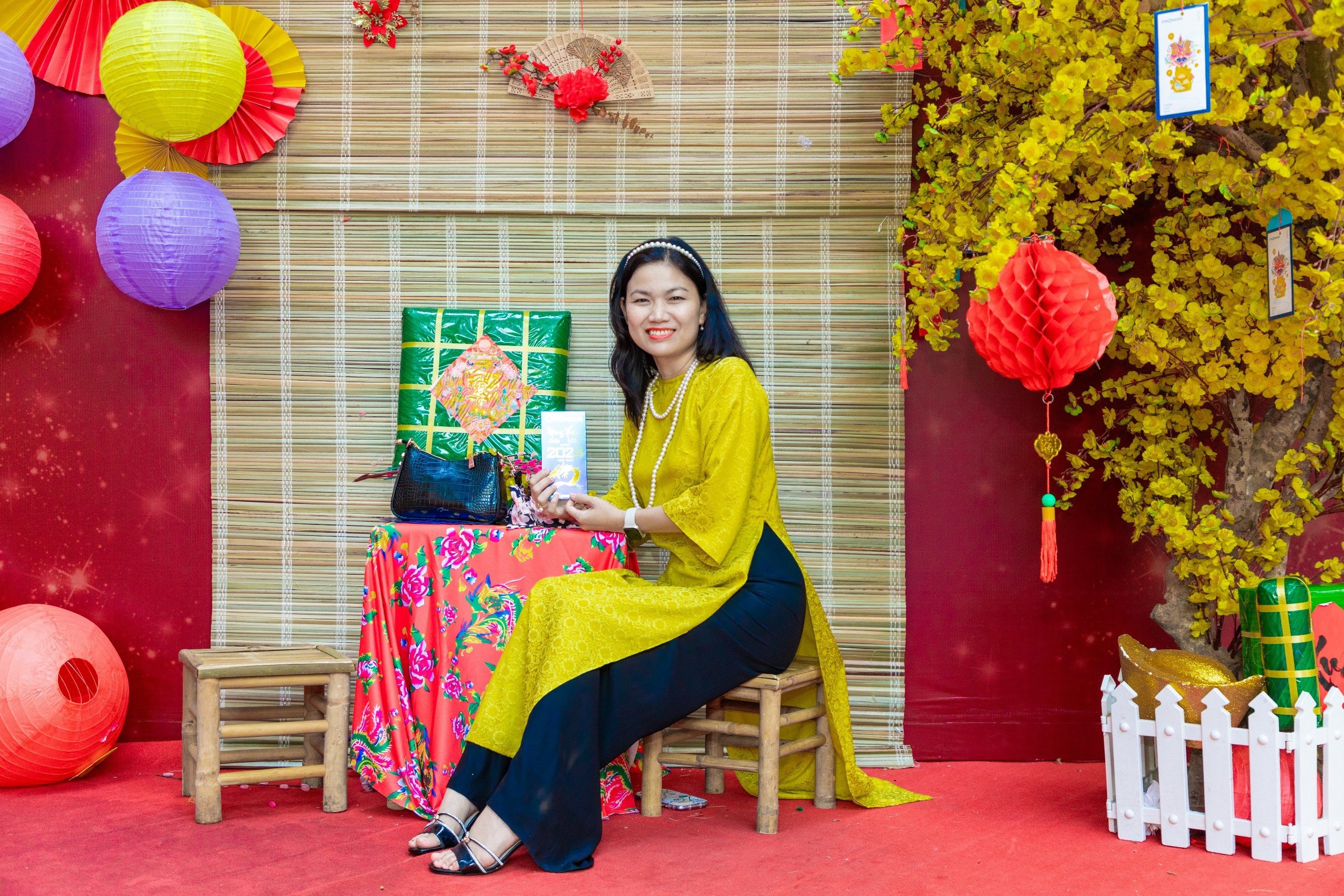 Lecturers and students dress up to capture Tet moments at school - 10 Giảng viên, sinh viên lên đồ long lanh, lưu khoảnh khắc Tết ở trường học - 10