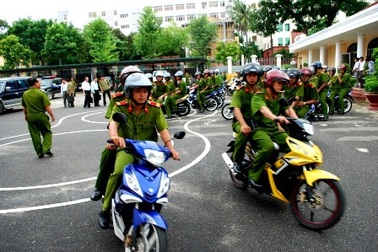 Bắt nóng 2 đối tượng giật túi xách nữ sinh viên