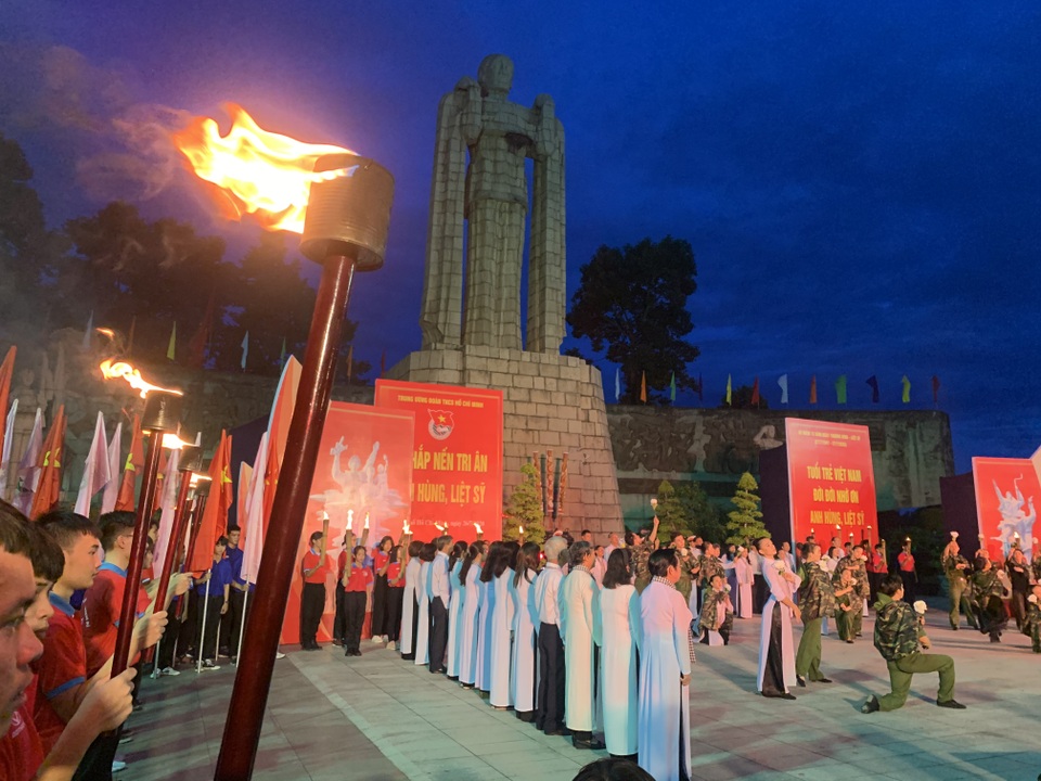 Hàng ngàn ngọn nến thắp sáng nghĩa trang trong đêm tri ân liệt sĩ - 1 Hàng ngàn ngọn nến thắp sáng nghĩa trang trong đêm tri ân liệt sĩ - 1