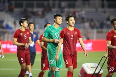 Văn Toản hóa “người nhện” cản phá penalty, cười tươi cảm ơn cổ động viên