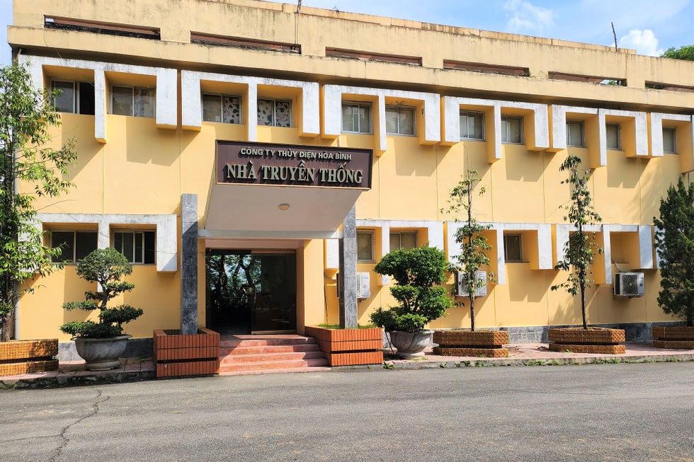 Bức thư bí ẩn trong khối bê tông từ 1983, năm 2100 mới được mở - 5 Bức thư bí ẩn trong khối bê tông từ 1983, năm 2100 mới được mở - 5