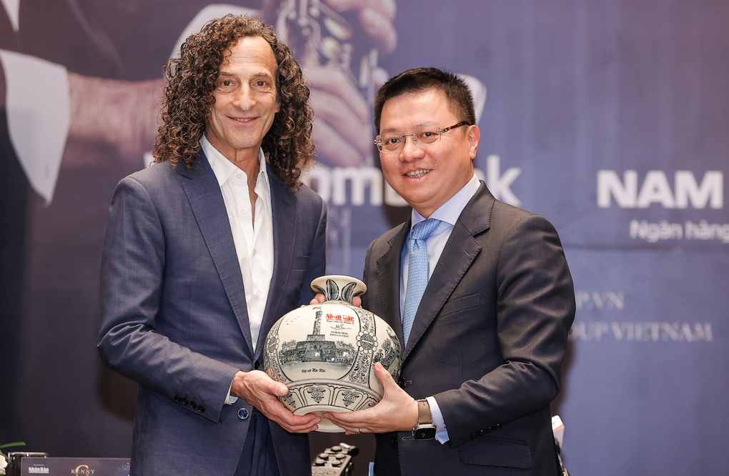 Kenny G tặng kèn saxophone, tích cực tập nói tiếng Việt - 3 Kenny G tặng kèn saxophone, tích cực tập nói tiếng Việt - 3