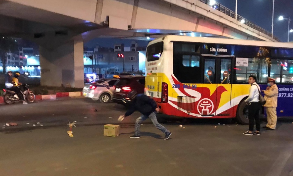 Cụ bà 80 tuổi bị xe buýt cán tử vong khi đang đi bộ trên phố Hà Nội - 4 Cụ bà 80 tuổi bị xe buýt cán tử vong khi đang đi bộ trên phố Hà Nội - 4