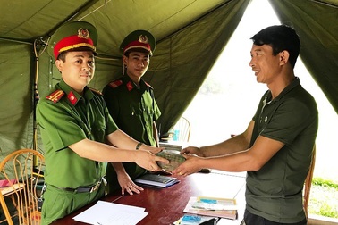 Công an tìm trả người đánh rơi 100 triệu đồng tại lễ hội Hoa Lư