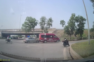 Không giảm tốc độ khi qua giao lộ, ô tô con đâm nghiêng xe 16 chỗ