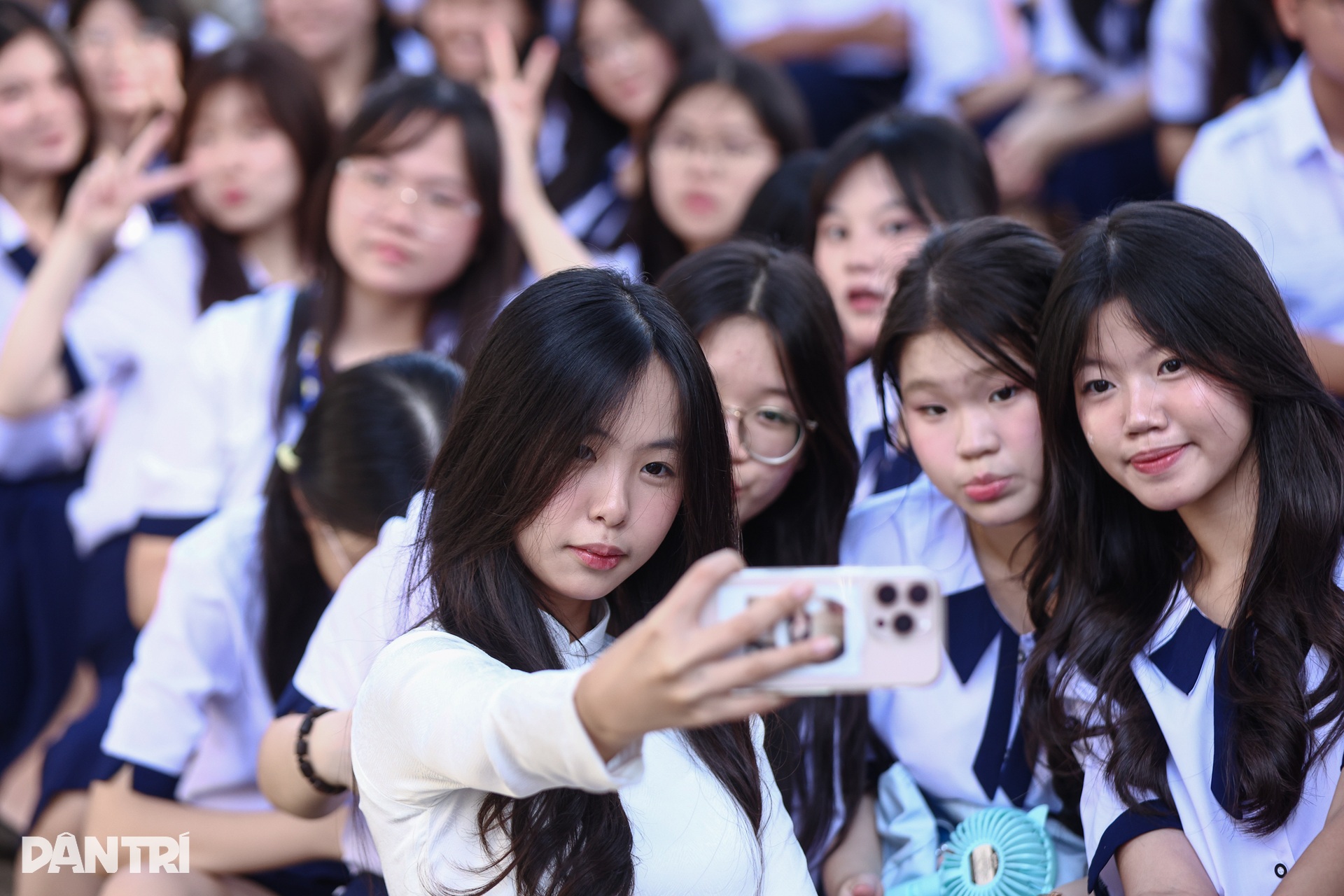 Nữ sinh Sài Thành thướt tha áo dài trắng trong ngày khai giảng - 5