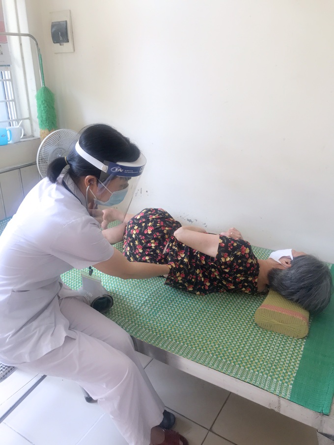 Phòng chống nguy cơ lây nhiễm Covid-19: Nhân viên vui vẻ thu xếp công việc gia đình để trực 21 ngày  - Ảnh 1.