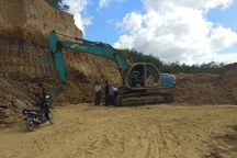 Đột kích  “công trường” khai thác đất sét trái phép trong đêm tại Kon Tum!