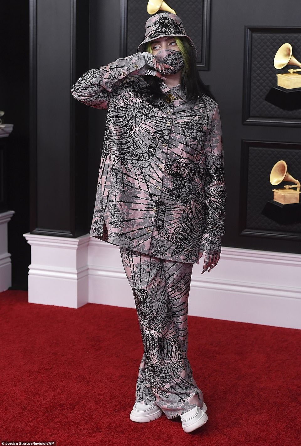 Choáng với váy hở bạo của Doja Cat trên thảm đỏ Grammy - 12 Choáng với váy hở bạo của Doja Cat trên thảm đỏ Grammy - 12