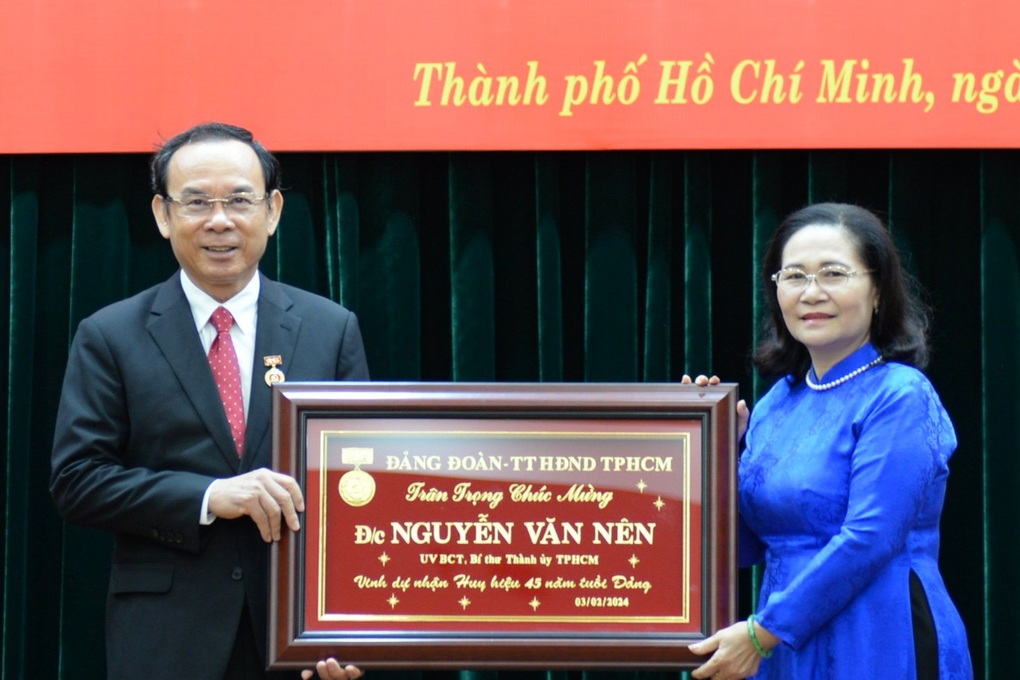 Chủ tịch nước trao Huy hiệu 45 năm tuổi Đảng cho Bí thư Thành ủy TPHCM - 2 Chủ tịch nước trao Huy hiệu 45 năm tuổi Đảng cho Bí thư Thành ủy TPHCM - 2