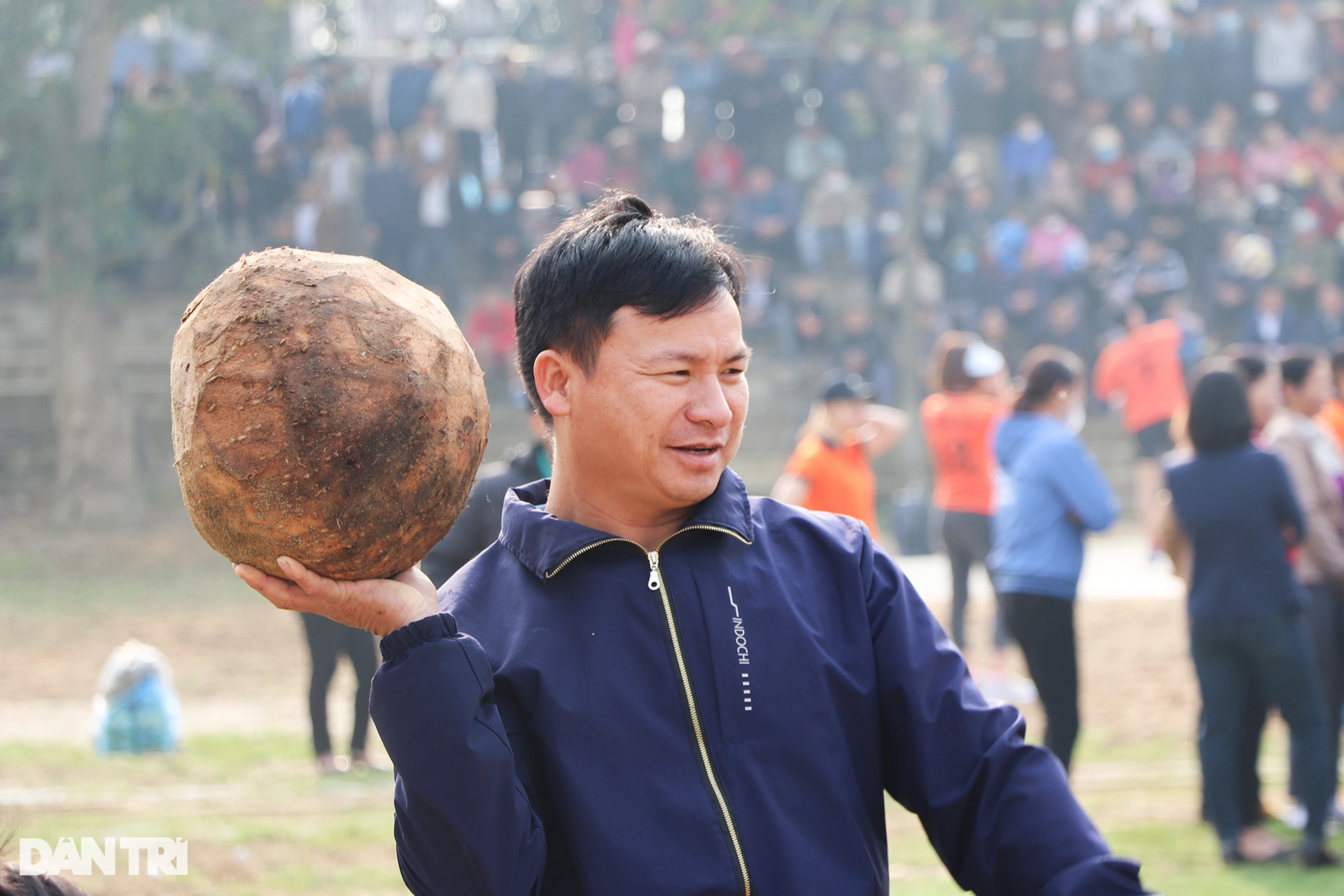 Xem trai làng đánh trần, tranh nhau quả cù nặng 10kg đẽo từ gốc chuối - 2 Xem trai làng đánh trần, tranh nhau quả cù nặng 10kg đẽo từ gốc chuối - 2