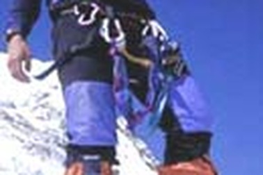 Chinh phục đỉnh Everest chỉ với một cánh tay