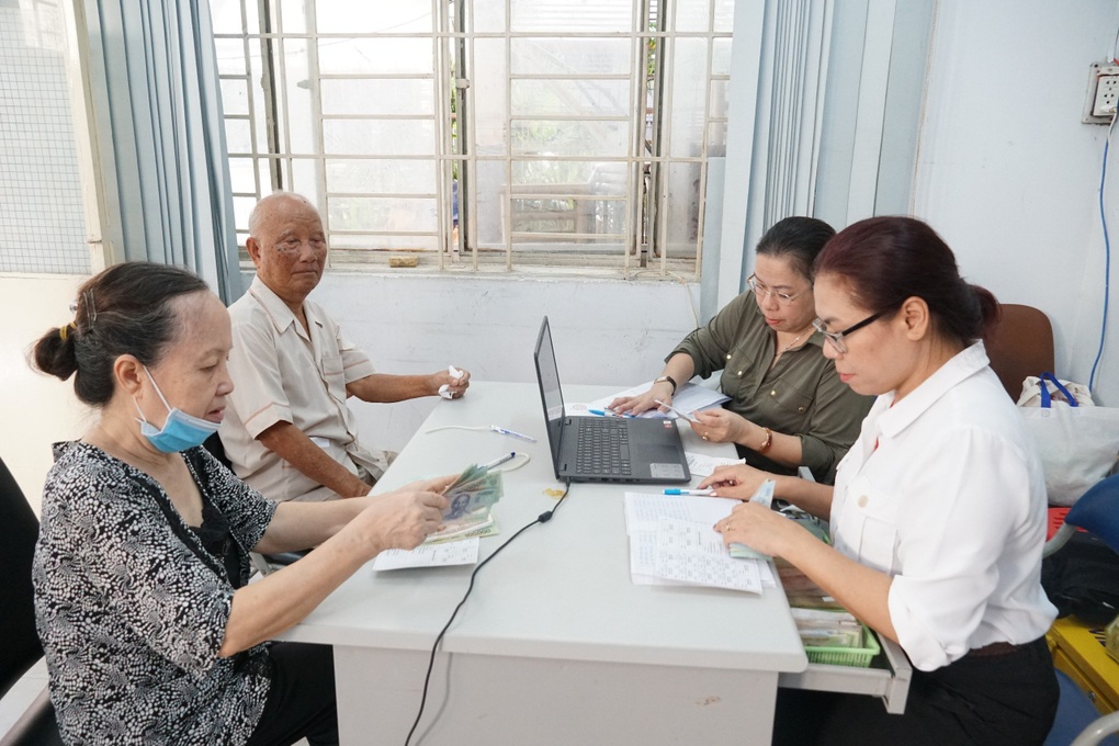 Một số người nhận lương hưu tháng 12 trễ 2 ngày - 1 Một số người nhận lương hưu tháng 12 trễ 2 ngày - 1
