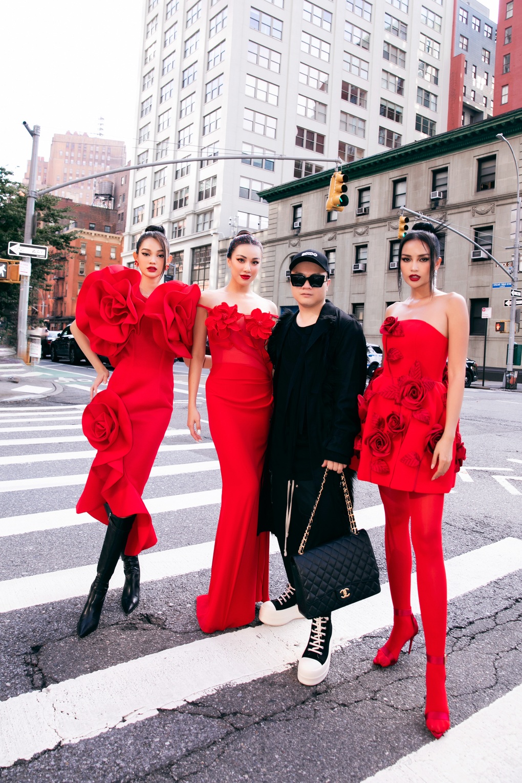 Ngọc Quyên hở bạo, Lan Ngọc diện đồ đỏ rực khoe sắc ở New York - 1 Ngọc Quyên hở bạo, Lan Ngọc diện đồ đỏ rực khoe sắc ở New York - 1