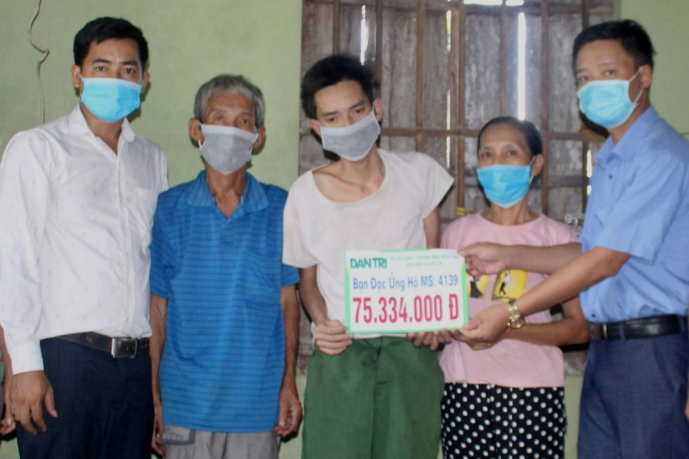 Bạn đọc giúp đỡ hơn 75 triệu đồng để cha con chống chọi bệnh ung thư - 2 Bạn đọc giúp đỡ hơn 75 triệu đồng để cha con chống chọi bệnh ung thư - 2