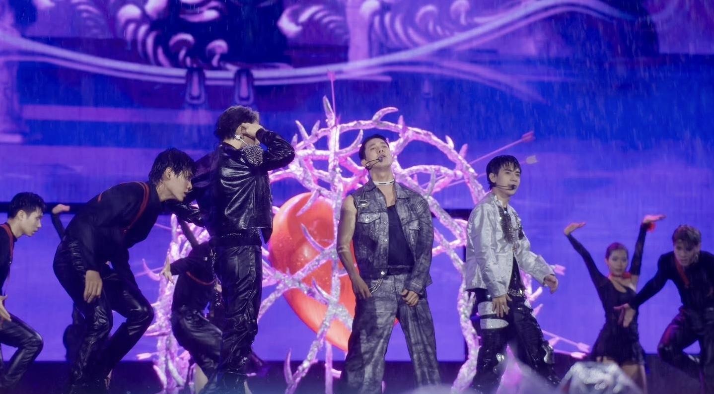 View - Hàng chục nghìn người đội mưa xem dàn "Anh trai say hi" hát và… khóc | Báo Dân trí