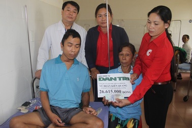 Trao hơn 26 triệu đồng đến gia đình em Vũ Đoàn Kiên Quang