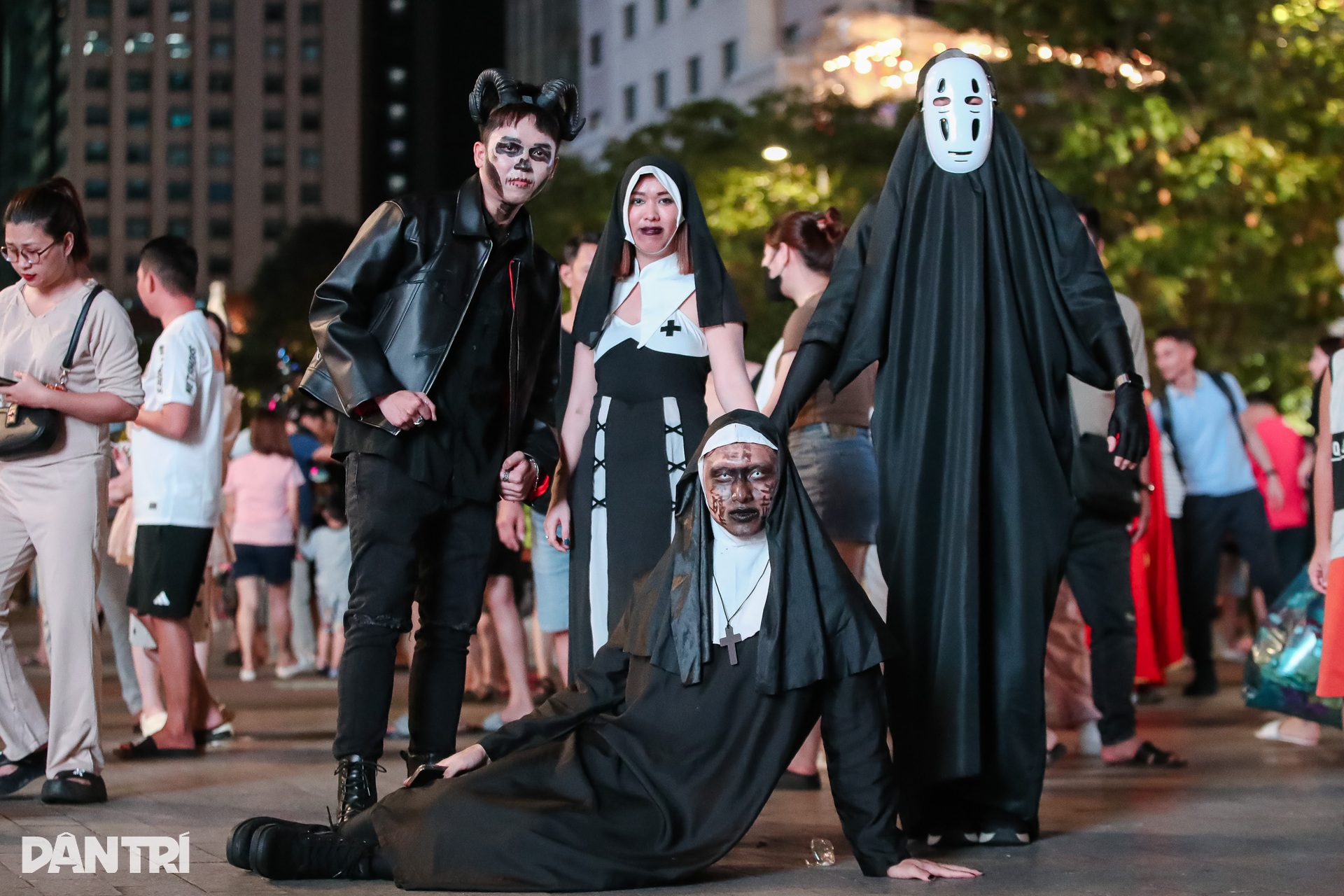 Người dân TPHCM xuống phố đón Halloween sớm - 2 Người dân TPHCM xuống phố đón Halloween sớm - 2