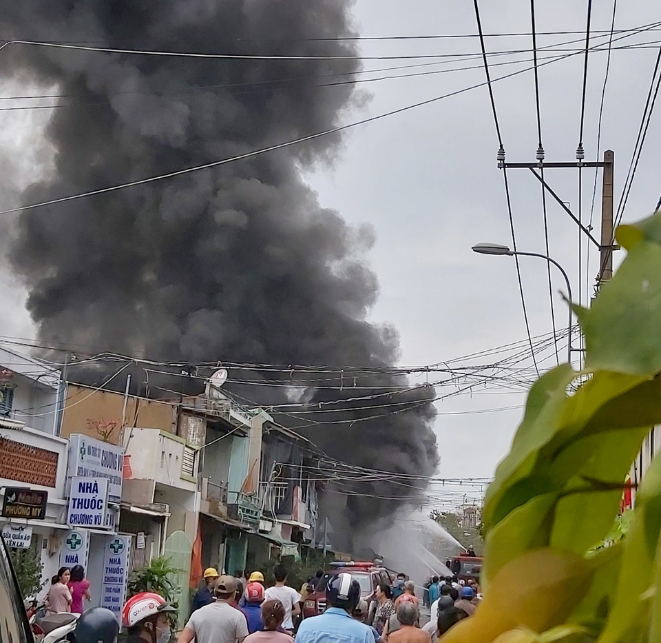 4 căn nhà ở Sài Gòn bị cháy rụi trong ngày cuối năm - 2 4 căn nhà ở Sài Gòn bị cháy rụi trong ngày cuối năm - 2