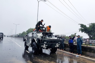 Quân đội huy động xe lội nước cứu dân khỏi vùng nước lũ