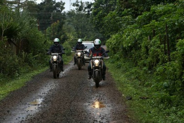 Khâm phục những nữ du khách đi xe máy từ Ấn Độ sang thăm Việt Nam