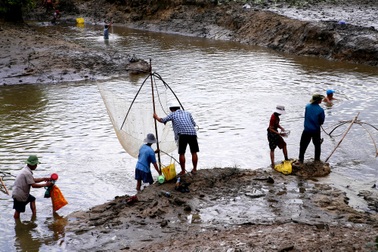 Hàng ngàn người tham gia “Ngày hội xả đập” ở con đập thế kỷ Nà Bò