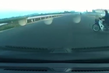 Tài xế hốt hoảng đánh lái gấp tránh người đi xe máy sang đường ẩu