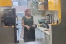 Người giúp việc gây phẫn nộ vì trộn nước tiểu vào thức ăn của chủ nhà