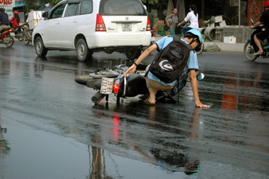 Hà Nội: Hàng km đường bị biến thành “sân trượt băng”