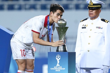 HLV Troussier bổ sung 10 cầu thủ U23 Việt Nam dự vòng loại châu Á