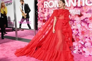 Miley Cyrus quyến rũ như công chúa với váy đỏ