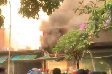 Nhà vắng chủ cháy ngùn ngụt ở Hà Nội