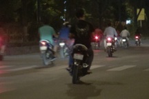 Hàng trăm “quái xế” bỏ chạy, một chiến sĩ công an bị "tông" trọng thương